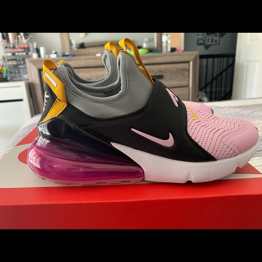 NIKE youth girl shoe